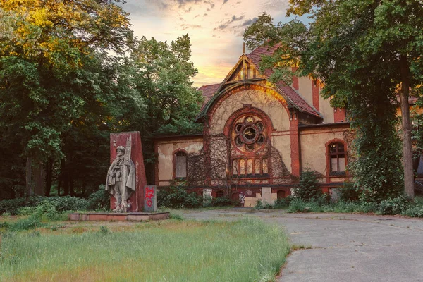 BEELITZ Heilstatten - 25 Mayıs 2012: Berlin, Beelitz, Almanya yakınlarındaki terk edilmiş hastane ve sanatoryum Beelitz Heilstatten
