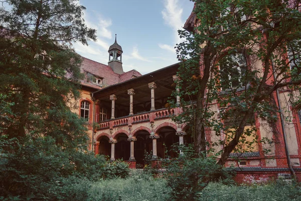 BEELITZ Heilstatten - 25 Mayıs 2012: Berlin, Beelitz, Almanya yakınlarındaki terk edilmiş hastane ve sanatoryum Beelitz Heilstatten