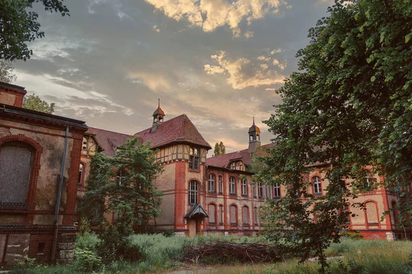 BEELITZ Heilstatten - 25 Mayıs 2012: Berlin, Beelitz, Almanya yakınlarındaki terk edilmiş hastane ve sanatoryum Beelitz Heilstatten
