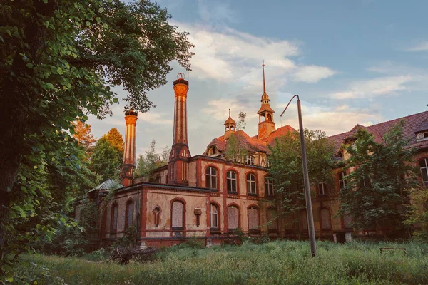 BEELITZ Heilstatten - 25 Mayıs 2012: Berlin, Beelitz, Almanya yakınlarındaki terk edilmiş hastane ve sanatoryum Beelitz Heilstatten