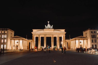 Akşam Berlin 'deki Brandenburger Tor' un ünlü Brandenburg kapısı manzarası