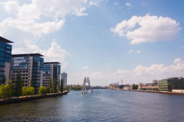 Nehir manzarası Spree, molekül adamın silueti ve TV kulesi..