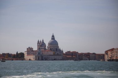 Venedik, İtalya - Eylül 2020: Venedik Körfezi, sudan Venedik 'e manzara, Basilica di Santa Maria della Salute