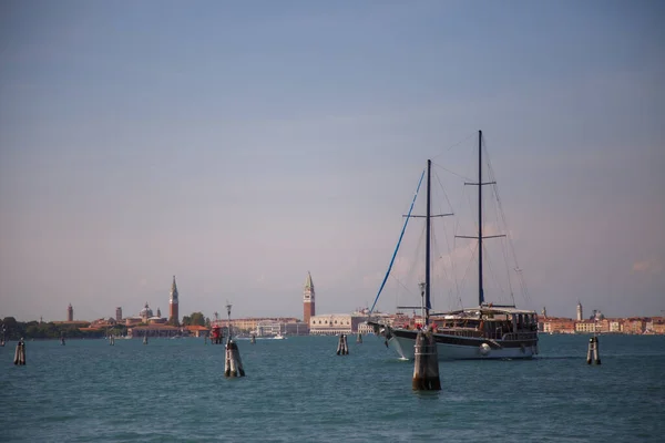 Venedik, İtalya - Eylül 2020: Venedik Körfezi, sudan Venedik 'e manzara, Basilica di Santa Maria della Salute
