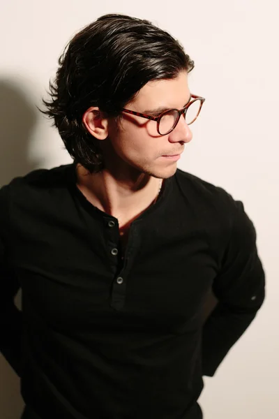 Молодой человек в черном свитере и очках . — стоковое фото