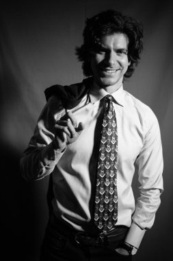 Genç adam işadamı bir kravat gülümseyen bir gömlek ve ceket arkamdan tutar.