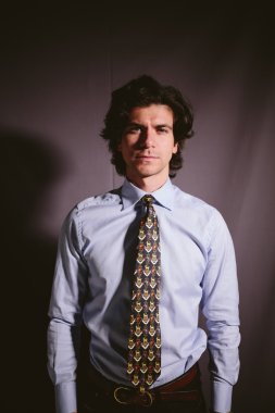 Casual genç adam işadamı bir gömlek ve kravat ile.