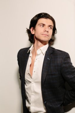 Bir beyaz gömlek ve siyah ceket romantik genç adam.