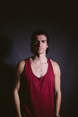 Kırmızı bir fanila genç adam atlet.