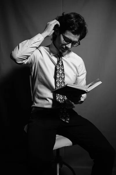 Mladý muž s knihou s brýlemi. — Stock fotografie