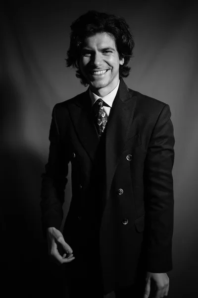 Joven hombre de negocios en una chaqueta sonriendo . —  Fotos de Stock