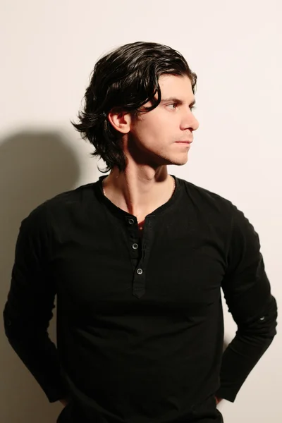 Молодой человек в черном свитере . — стоковое фото