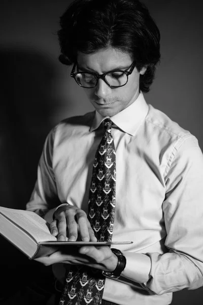 Молодой человек читает книгу в очках . — стоковое фото