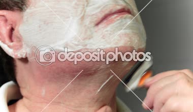 Adam tıraş makinesiyle tıraş oluyor..