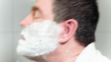 Adam ustura ile tıraş bir yan görünümü vardır..