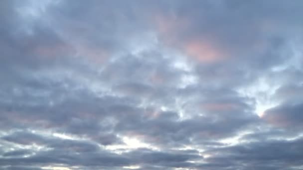 Bewegende wolken en blauwe hemel. — Stockvideo