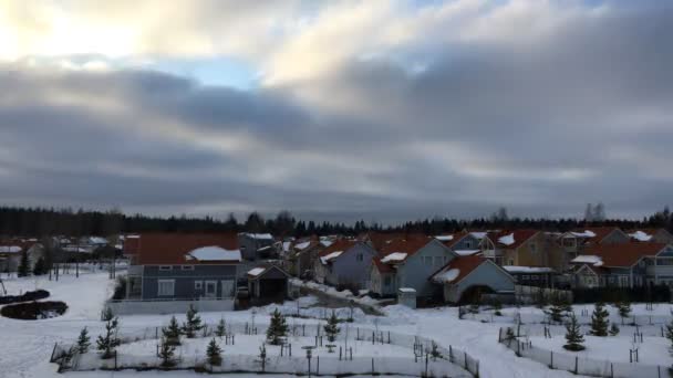 Huizen en verplaatsing van wolken in de winter. — Stockvideo