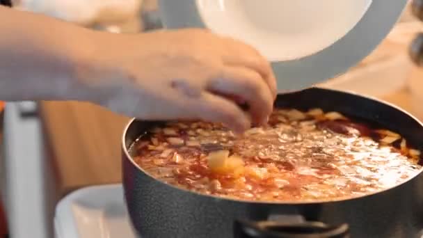 Batatas fatiadas são adicionadas à sopa . — Vídeo de Stock