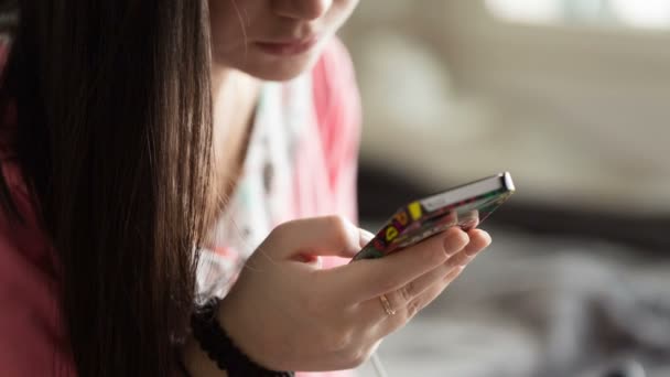 Vrouw hand met behulp van een smartphone. — Stockvideo