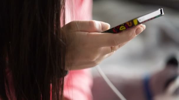 Mano de mujer usando un teléfono inteligente . — Vídeo de stock