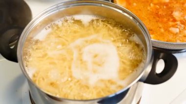 Soba üzerinde bir tencerede kaynar erişte.