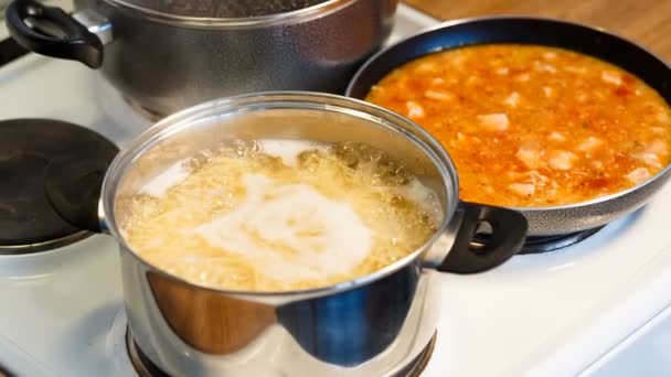 Fideos hirviendo en una olla en la estufa . — Vídeo de stock