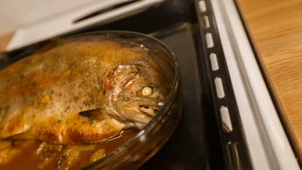 Cámara se mueve de derecha a izquierda y elimina plato de pescado cocido . — Vídeo de stock