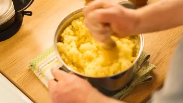 Krossa kokt potatis med en potatismosher. — Stockvideo