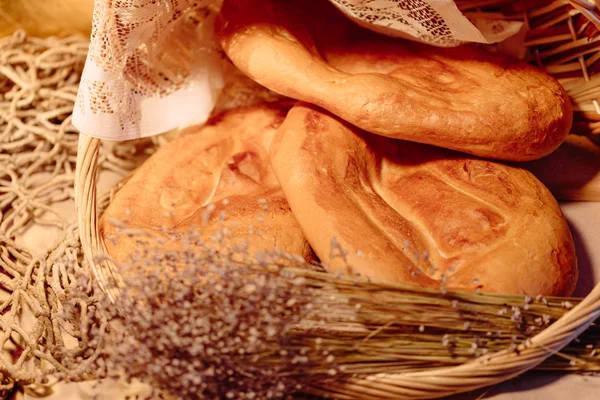 Varios pan de mantakash casero armenio en una canasta . —  Fotos de Stock