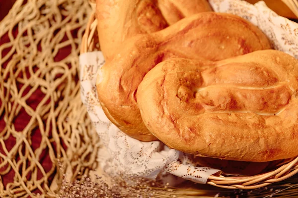 Varios pan de mantakash casero armenio en una canasta . — Foto de Stock