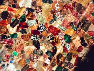 Bir tablo üzerinde birçok renkli taşlar.