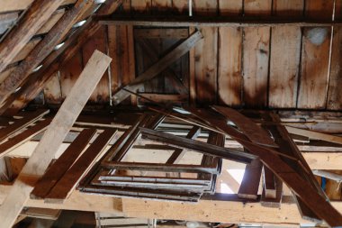 Ahşap evin içinde fotoğraf yok.