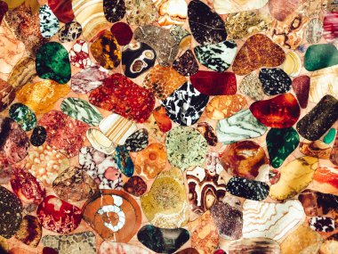 Bir tablo üzerinde birçok renkli taşlar.