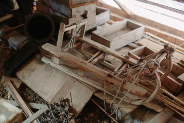 Harap ve terk edilmiş ahşap ev ahşap kızak.