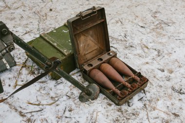 Metal bir küçük bavul eski bomba.