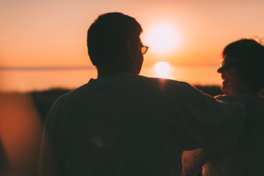 Evli bir çift bir bankta oturan bir siluet geri görüntülemek.