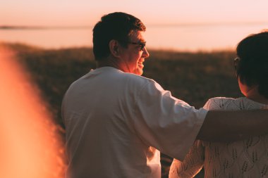 Evli bir çift bir bankta oturan bir siluet geri görüntülemek.