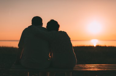Evli bir çift bir bankta oturan bir siluet geri görüntülemek.