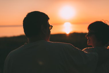 Evli bir çift bir bankta oturan bir siluet geri görüntülemek.