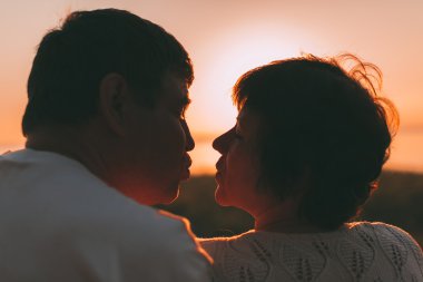 Yetişkin çift son öpmeye birbirlerine evli.