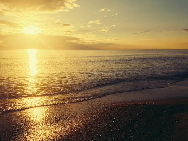 Belo pôr do sol na praia. — Fotografia de Stock