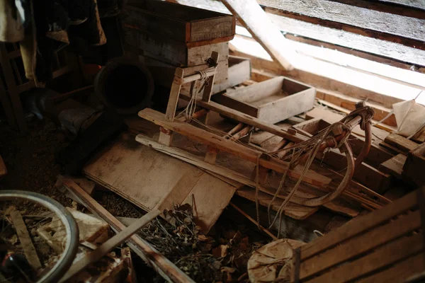 Dřevěné sáňky v opuštěný a zničený dřevěný dům. — Stock fotografie