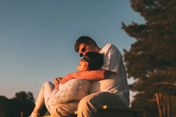 Kocası karısını bankta kucaklayan. — Stok fotoğraf