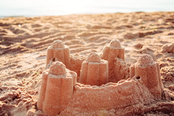 Tour du château de sable. Jeu d'enfants et concept de vacances. — Photo