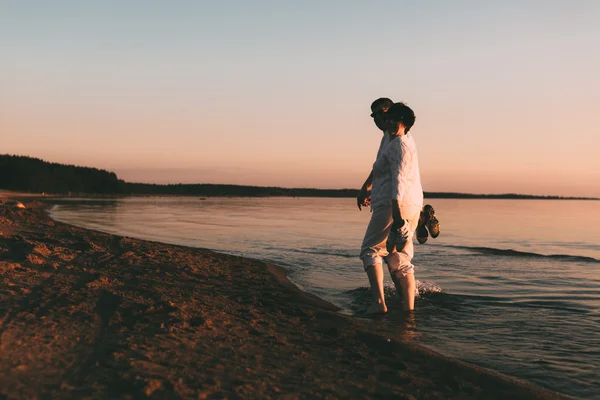 Adult couple walks on the seashore. — Stock Photo, Image