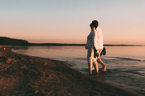 Пара взрослых прогулок по берегу моря . — стоковое фото