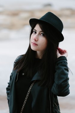 Genç Yetişkin güzel esmer kadın siyah elbise ve siyah şapka.