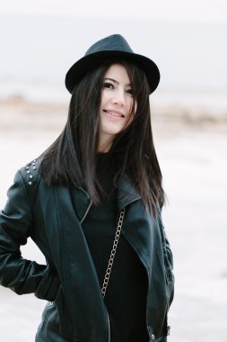 Genç Yetişkin güzel esmer kadın siyah elbise ve siyah şapka.