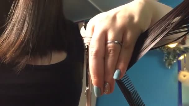 Cabeleireiro corta o cabelo feminino por meio da tesoura . — Vídeo de Stock