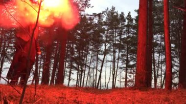 Kız açık olduğundan ve sinyal meşale ile birlikte dans ediyor.